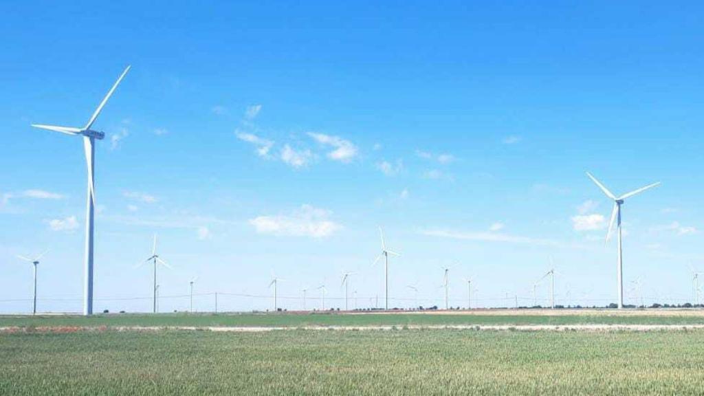 Vista de algunos molinos de viento en los Montes Torozos