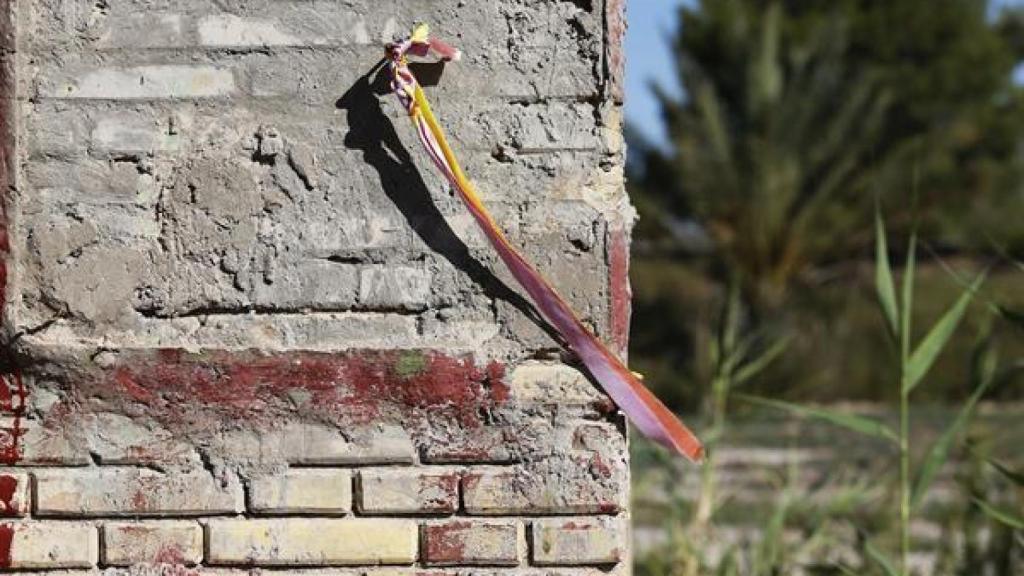 Un penacho descolorido con los colores de la Républica se encuentra clavado en la pared del antiguo horno en lo que a día de hoy son los terrenos salinos donde se ubicaba el campo de concentración.