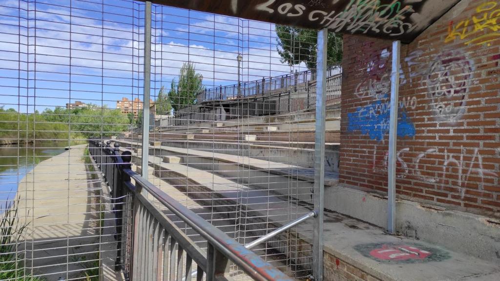 El vallado del embarcadero ha aparecido destrozado.