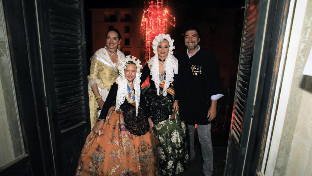 El alcalde Barcala con las belleas este viernes noche en el balcón del Ayuntamiento.