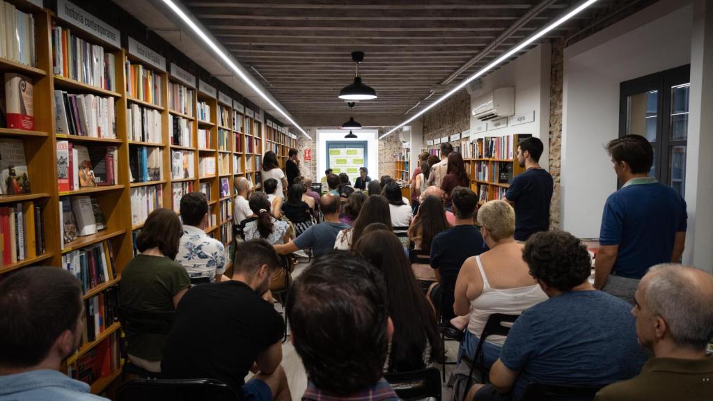 La presentación de su última novela tuvo lugar en la Librería Luces.
