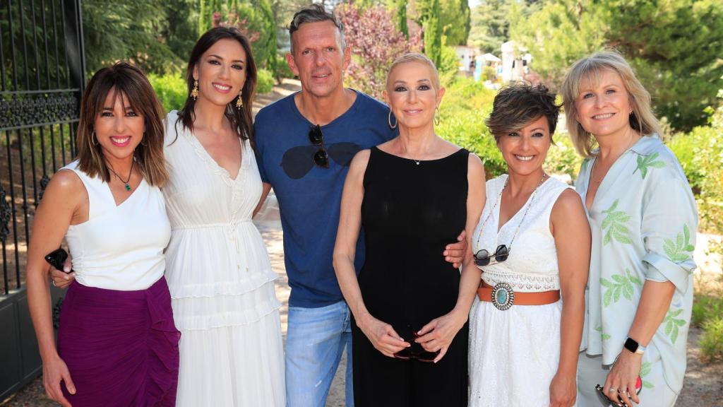 Ana Rosa Quintana a su llegada a la fiesta, junto a Ana Terradillos, Patricia Pardo, Joaquín Prat, Sonsoles Ónega y María Rey.