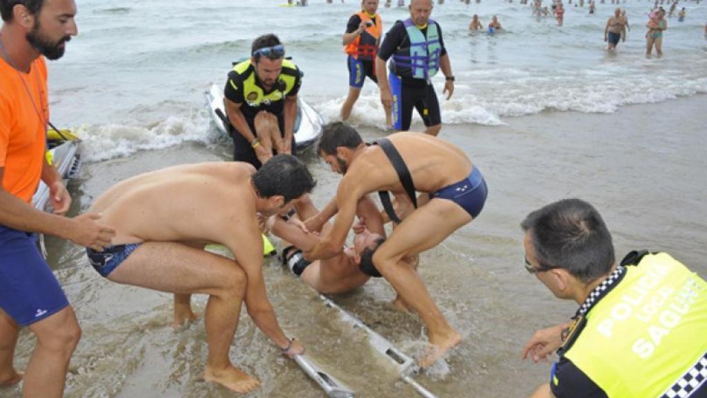 Simulacro de rescate acuático en la playa de Puerto de Sagunto.