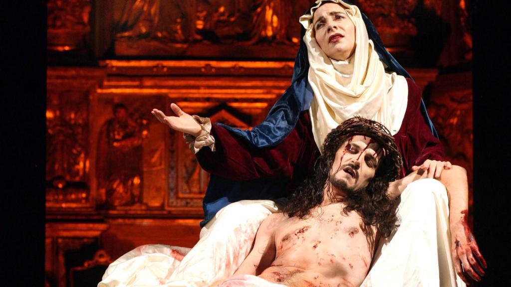 Miembros de la compañía Teatro Corsario en la puesta en escena de Pasión