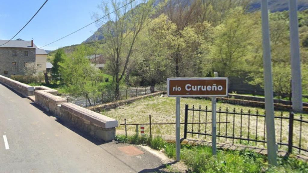 Un vehículo cae al río en Valdeluguero