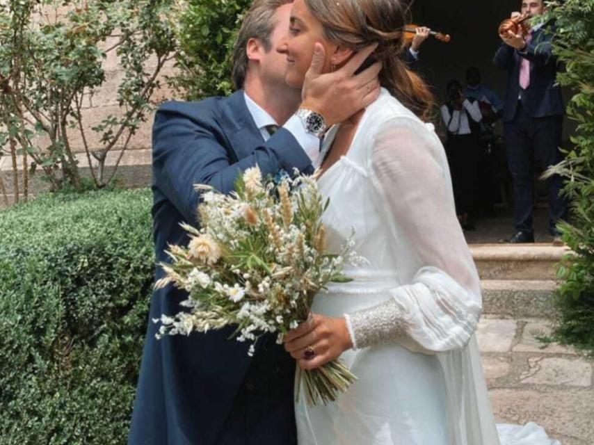 Lucía Pombo y Álvaro López Huerta tras darse el 'sí quiero'