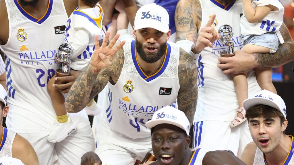 Jeff Taylor celebrando el título de Liga Endesa con el Real Madrid de Baloncesto