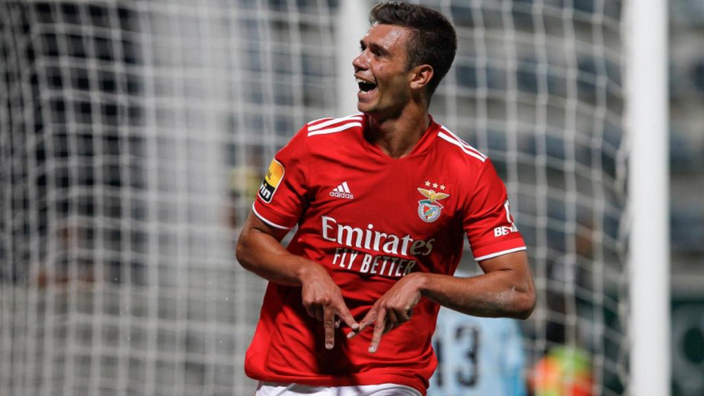 Henrique Araújo celebra el gol que marcó en su debut con el Benfica