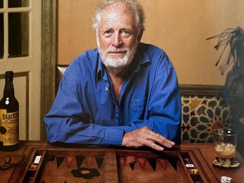 Blackwell, con su ron, es un loco del backgammon.