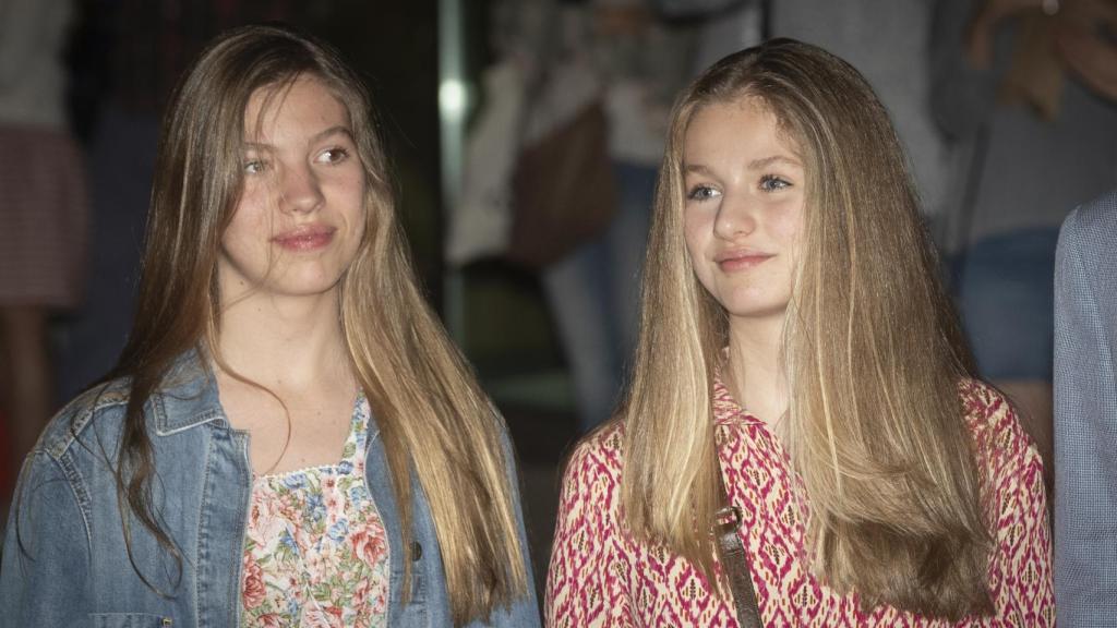 Leonor y Sofía, muy sonrientes y cómplices, posando ante los medios este pasado sábado 25 de junio de 2022.