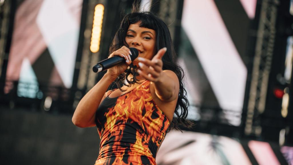 La cantante Inna actúa en el escenario dance del 'Love the Twenties'.