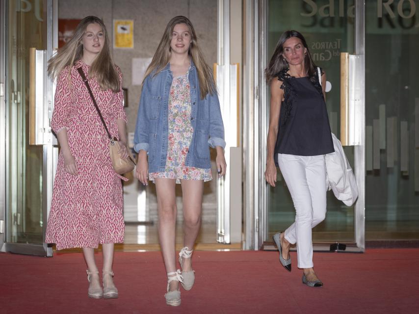 Sofía junto a su hermana Leonor y su madre, Letizia, en su última salida cultural este pasado sábado.