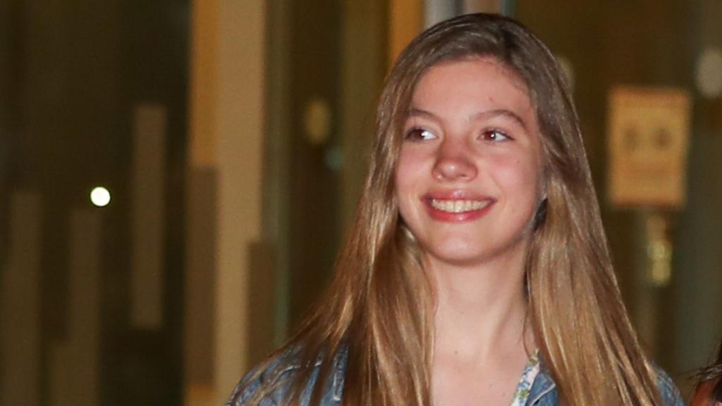 La infanta Sofía a la salida del teatro, junto a los Reyes y su hermana Leonor, este pasado sábado 25 de junio de 2022.