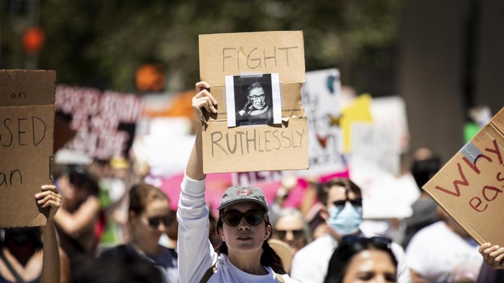 Pancarta de una manifestante con la foto de Ginsburg tras la decisión del Supremo.