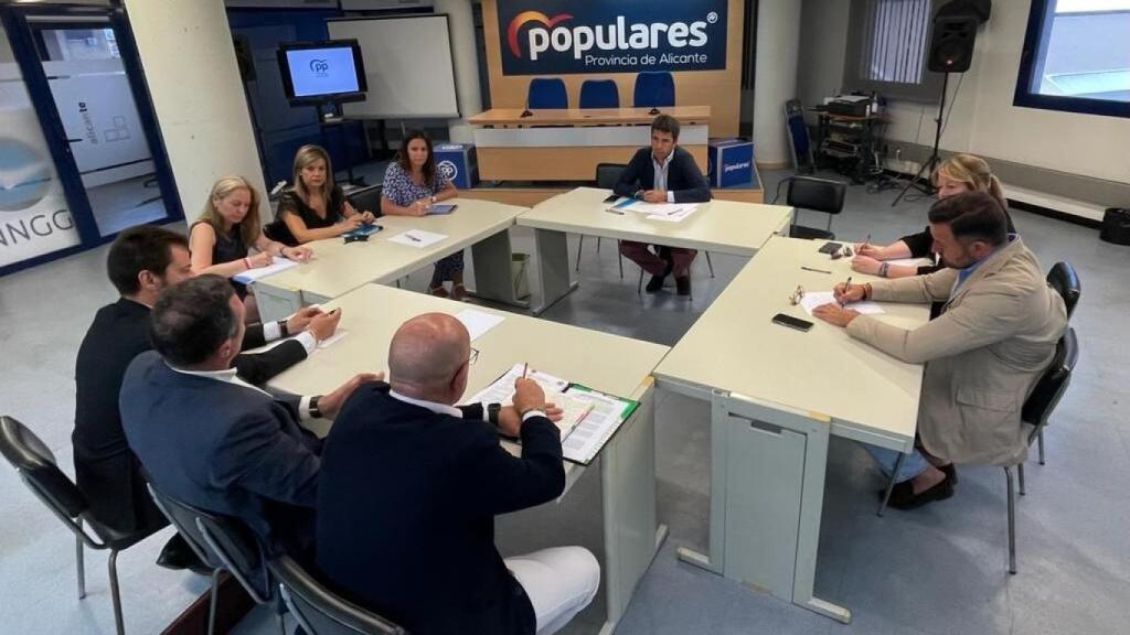 Mazón con representantes de Concapa y de la Plataforma por la Religión en la Escuela Pública.