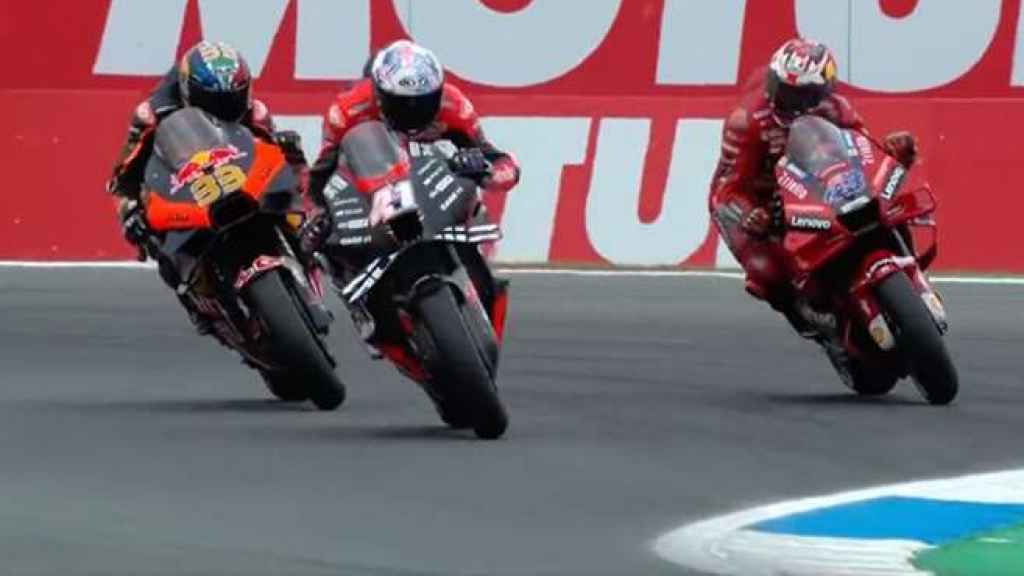 Aleix Espargaró supera a Jack Miller y Brad Binder en la 'chicane' del circuito de Assen.