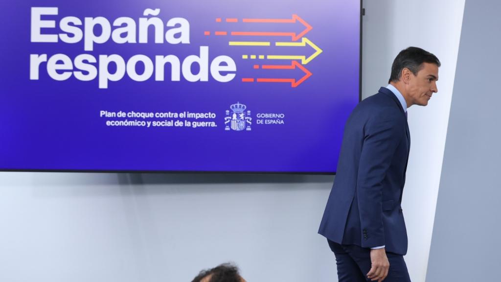 Sánchez, a su llegada a la rueda de prensa del sábado en la Moncloa, tras el Consejo de Ministros extraordinario.