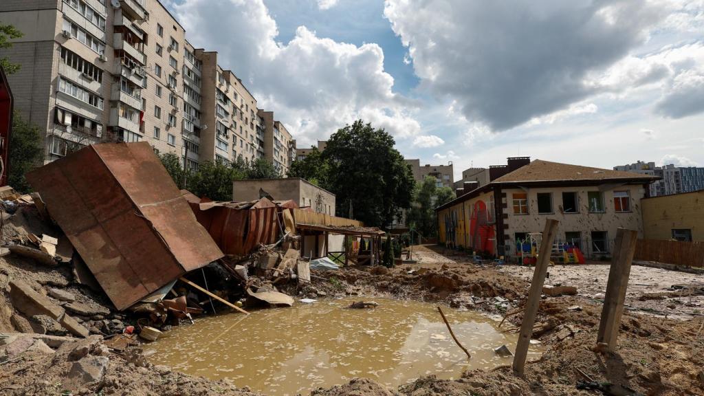 Imagen del cráter dejado por los misiles que han caído este fin de semana sobre la región de Kiev.