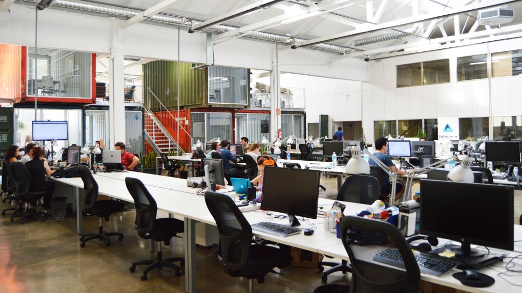 Infinitum tiene ubicada su sede en Sabadell (Barcelona) y Sevilla.