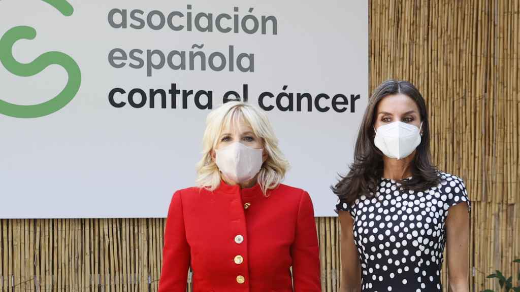 Jill Biden y la reina Letizia en su visita a la Asociación Española Contra el Cáncer.