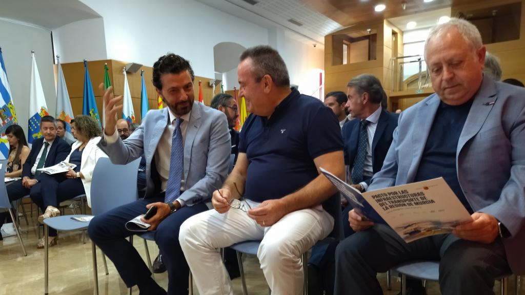 El vicepresidente de la Croem, Alfonso Hernández, el secretario general de CC OO, Santiago Navarro, y el secretario general de UGT, Antonio Jiménez, este lunes, en la firma del pacto en el Palacio de San Esteban.