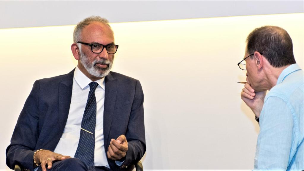 Pulickel Ajayan junto a Julio Miravalls, periodista de D+I.