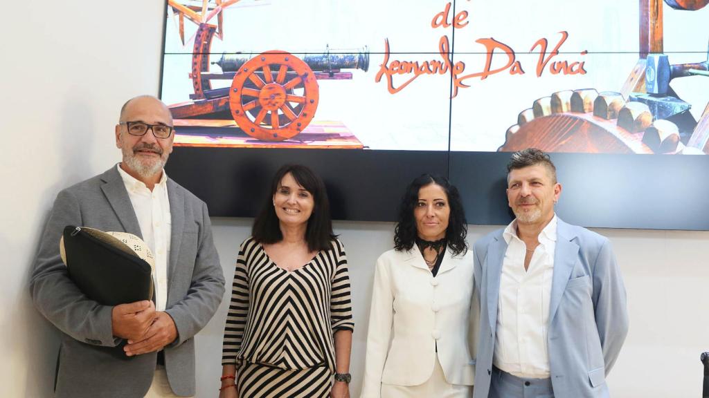 El comisario Xavier Costa, la vicepresidenta Julia Parra y el director Paolo Tarchiani.