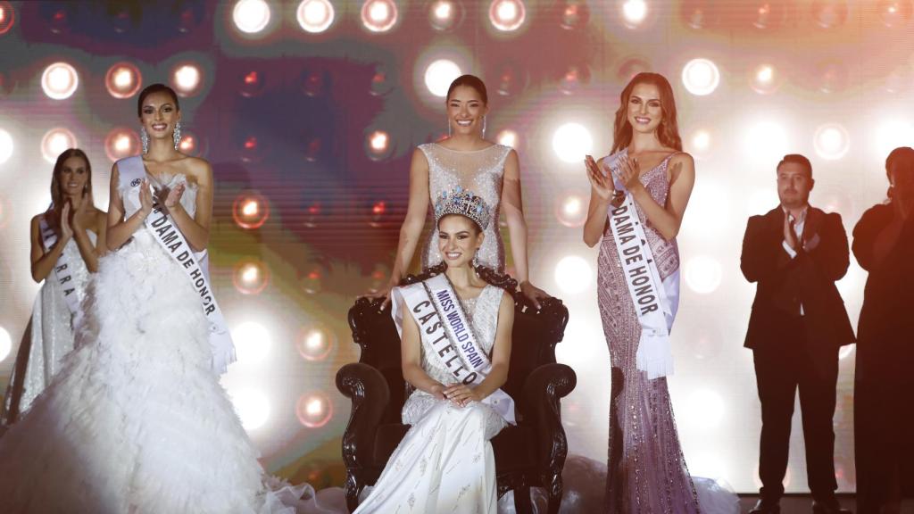 María José, con la ganadora y otra dama.