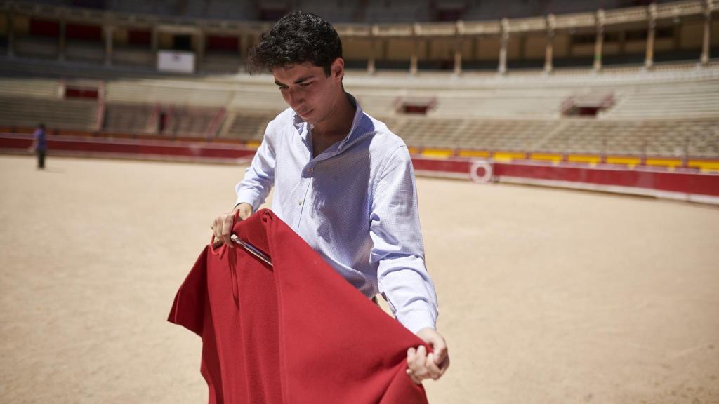 Nabil, con la espada y el capote.