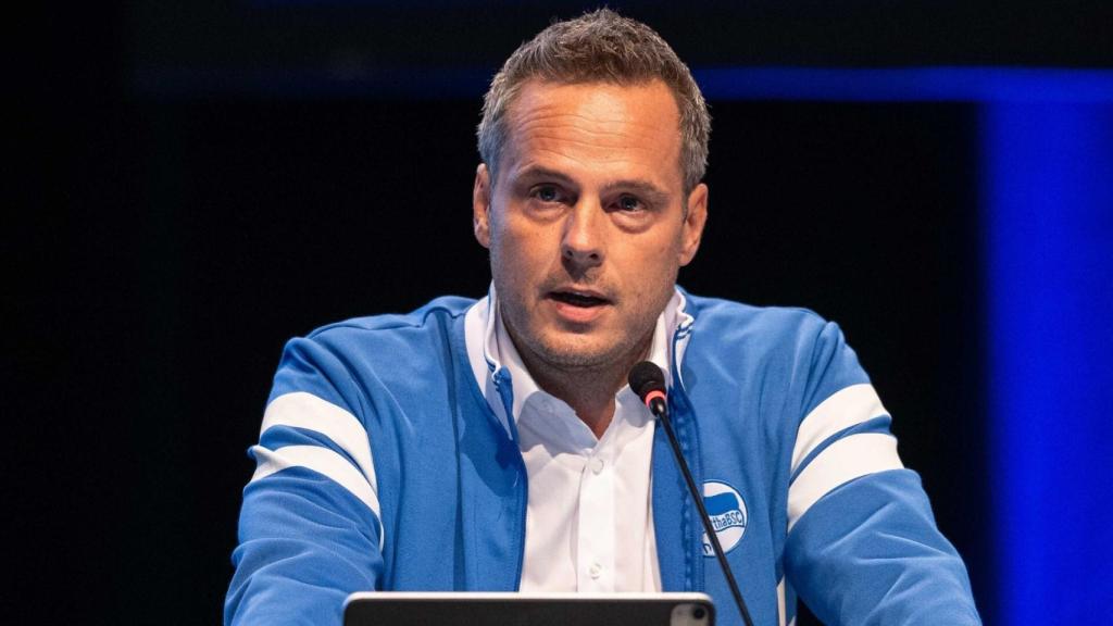 Kai Bernstein dando un discurso.