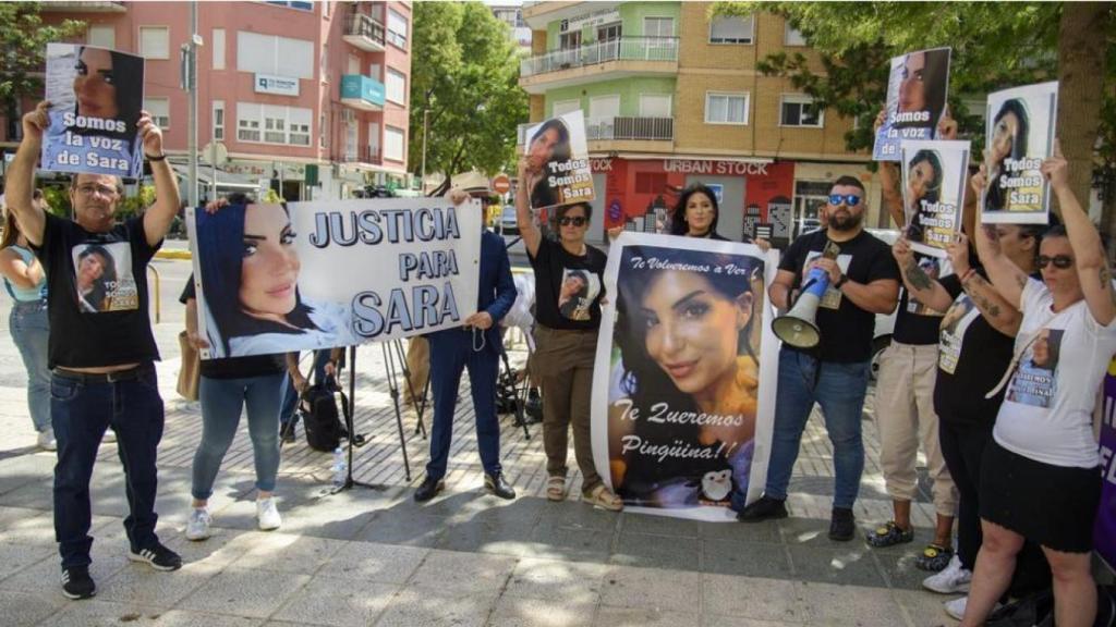 Damián, Rubén y Nora junto a allegados de la difunta Sara Gómez.