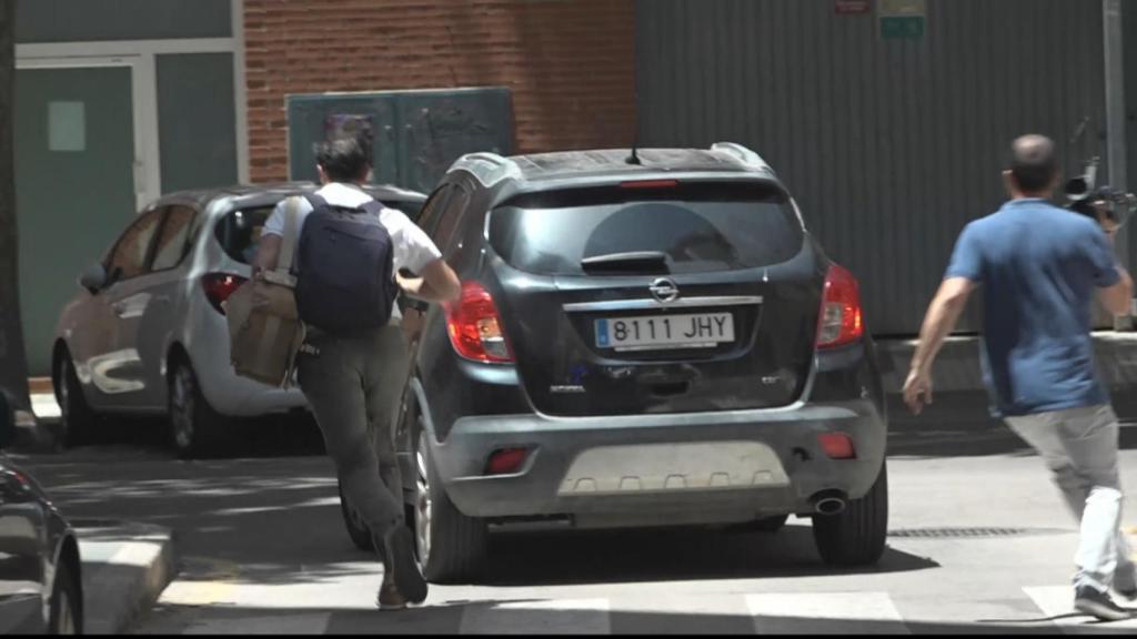 Dos reporteros gráficos, este lunes, persiguiendo el Opel Mokka con el que el cirujano cardiovascular ha abandonado los juzgados de Cartagena.