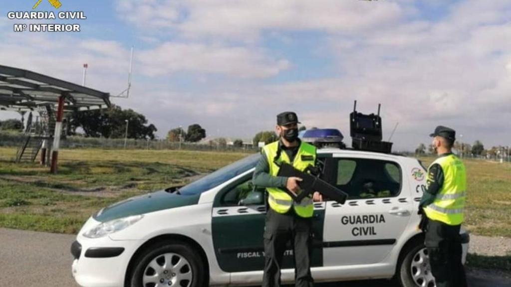 Agentes del equipo 'Pegaso' en el aeropuerto de Alicante-Elche Miguel Hernández.