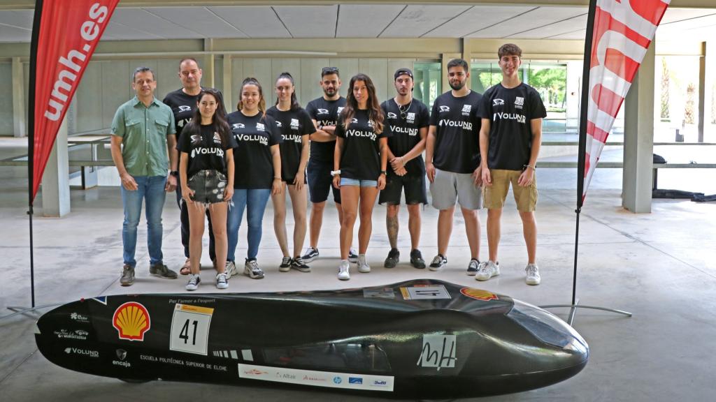 El vehículo Dàtil'22' junto con los estudiantes que lo han fabricado.