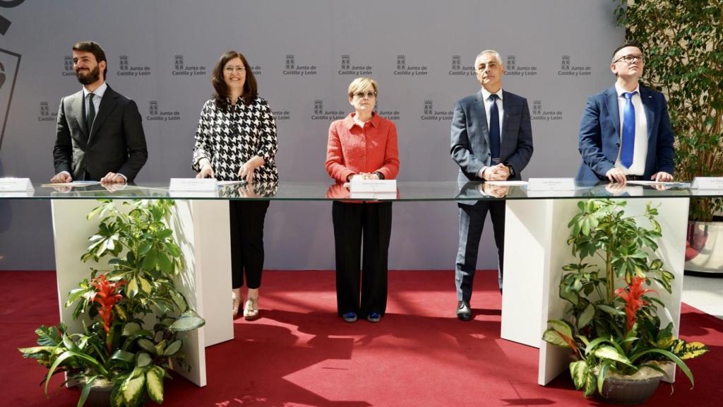 El vicepresidente de la Junta de Castilla y León, Juan García-Gallardo, participa en la firma del protocolo con las universidades públicas de Castilla y León en materia de víctimas del terrorismo