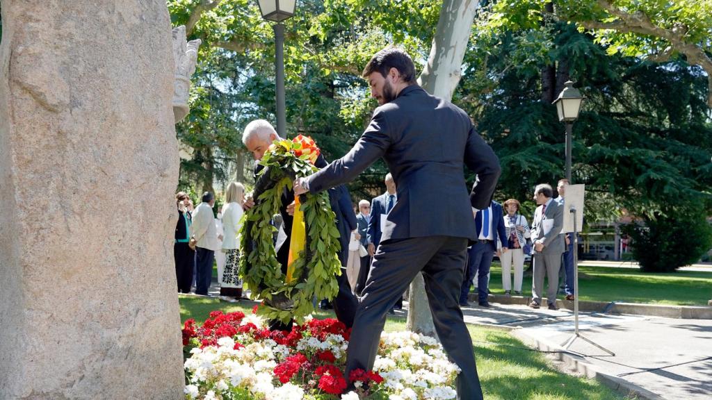 El vicepresidente de la Junta de Castilla y León, Juan García-Gallardo, y las universidades públicas de Castilla y León realizan una ofrenda floral