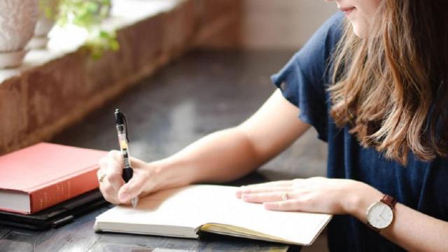 Una mujer escribiendo.