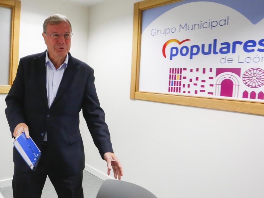 El senador popular por León, Antonio Silván, en la rueda de prensa de este lunes.