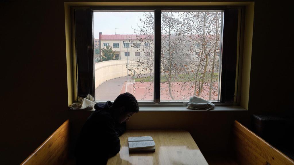 Un interno en la sala de lectura del Centro de Menores Zambrana