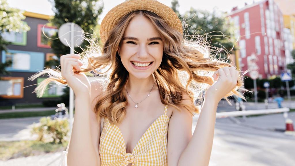 DEspués de la playa o la piscina siempre hay que lavar el cabello.
