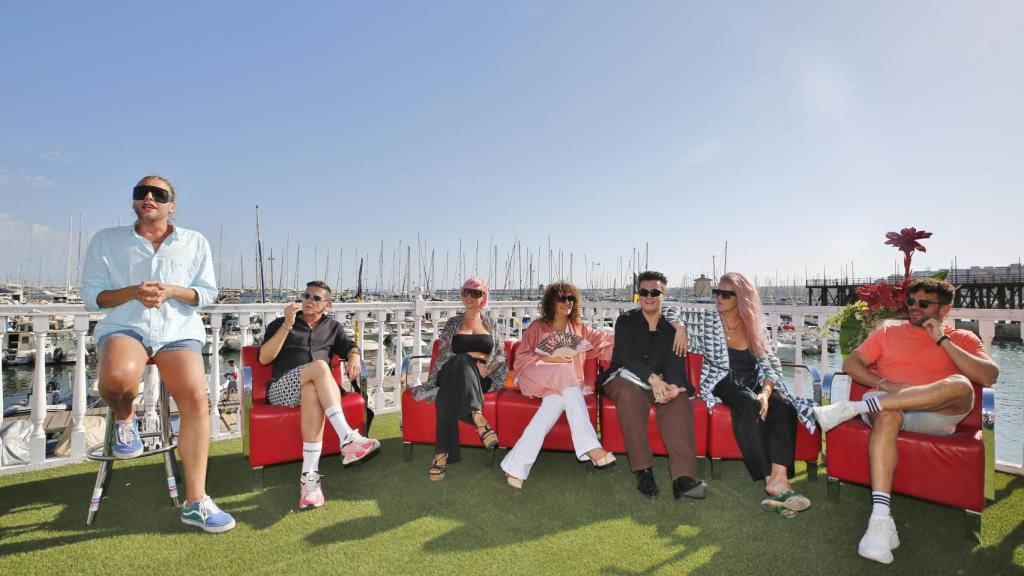 Melani Olivares con Eduardo Navarrete y otros embajadores del Torrevieja Weekend.