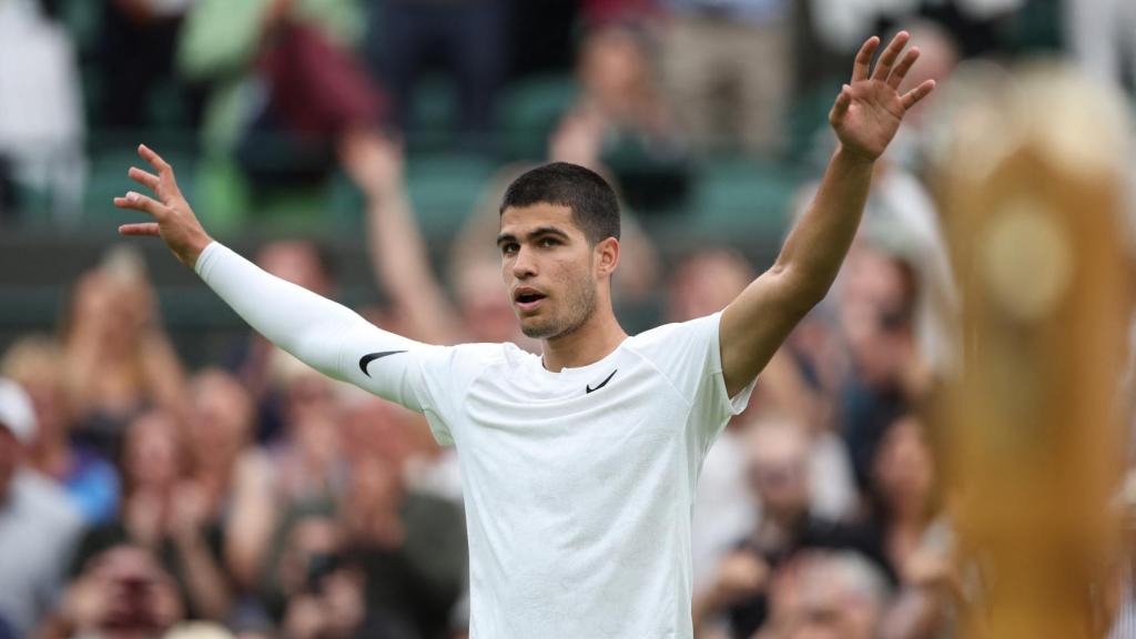 Carlos Alcaraz celebra su triunfo en Wimbledon.