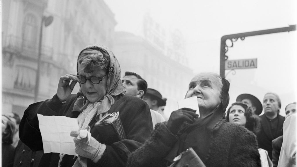 Francesc Català-Roca: Esperando El Gordo, Puerta del Sol, 1952-53 (detalle). © Francesc Català-Roca. Archivo fotográfico del Col·legi d'Arquitectes de Catalunya