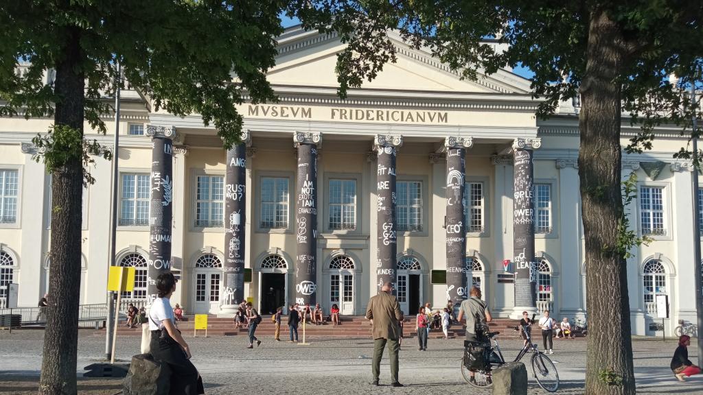 Columnas del Friedericianum con los dibujos de Dan Perjovschi. En primer plano, los árboles plantados por Joseph Beuys hace 40 años. Foto: A. Calvo Ulloa