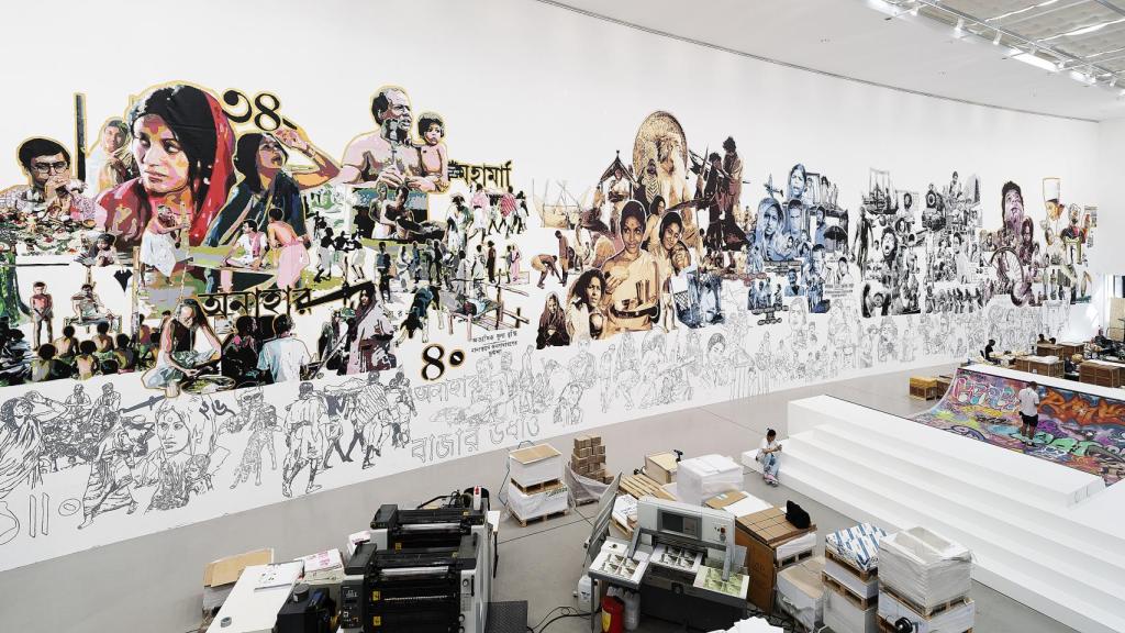 Vista del Documenta Halle con las obras de Britto Arts Trust, Baan Noorg y Erik Beltrán. Foto: Nicolas Wefers