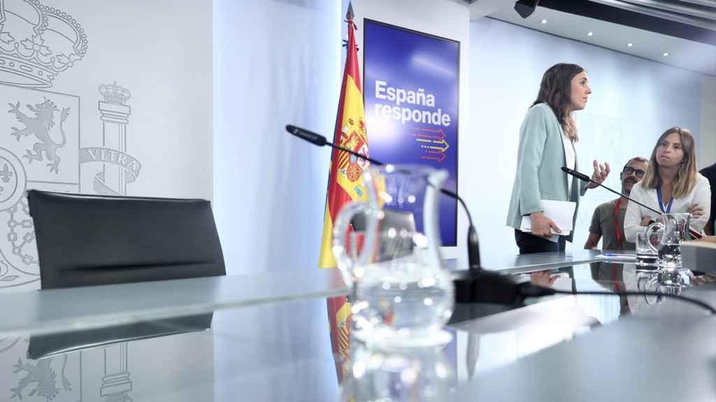 La ministra de Igualdad, Irene Montero, charla con varios periodistas tras la rueda de prensa de este lunes posterior al Consejo de Ministros.