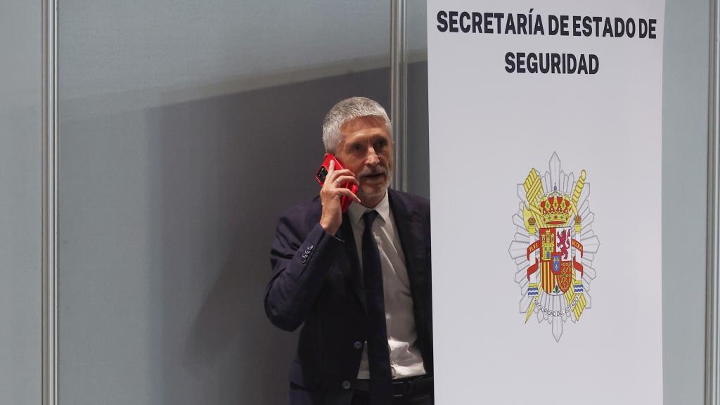 Fernando Grande-Marlaska, habla por teléfono durante su visita a las instalaciones del Centro de Coordinación de la cumbre de la OTAN.