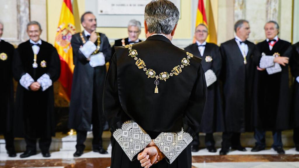 El presidente del Poder Judicial, Carlos Lesmes, delante de los miembros de la Sala de Gobierno.