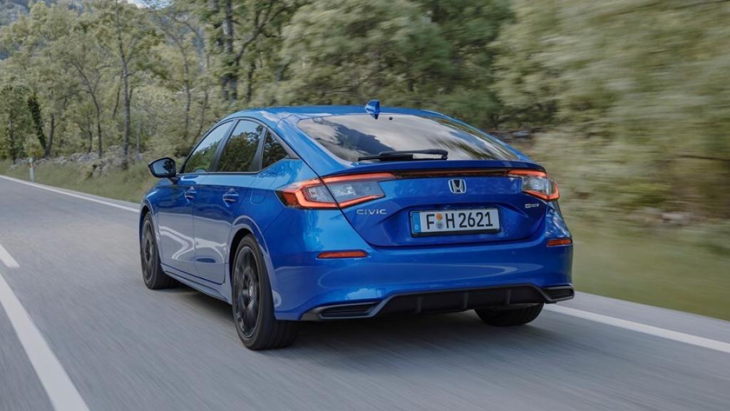 El sistema de asistencia para atascos mantiene al vehículo dentro de su carril.