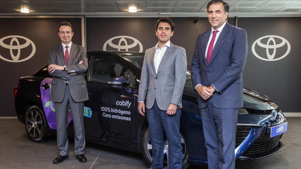 De izquierda a derecha Arturo Gonzalo (Enagás), Daniel Bedoya (Cabify) y Miguel Carsi (Toyota).